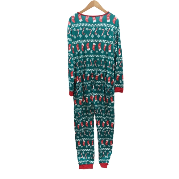 Christmas one piece pj's. Women's size xxl and there is a women's medium - Picture 4 of 5
